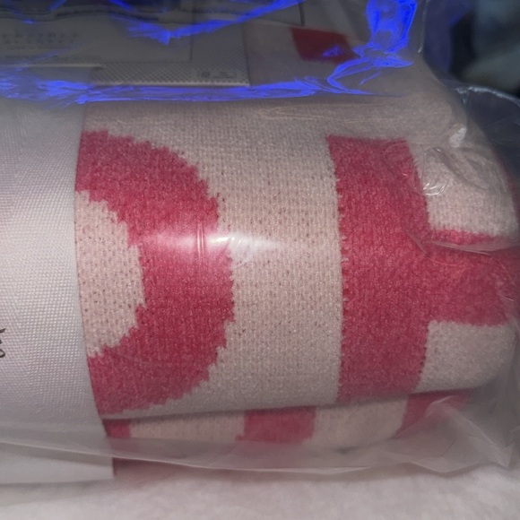 CUPCAKES & CASHMERE Christmas king size reversible knit
Ho Ho Ho Blanket 🎅🏻 - Picture 2 of 8